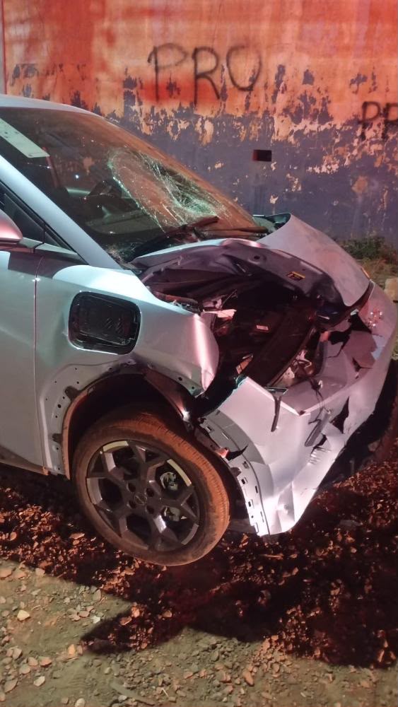 Motocicleta e carro ficaram bastante danificados após a colisão. (Foto: Reprodução)