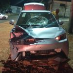 Motocicleta e carro ficaram bastante danificados após a colisão. (Foto: Reprodução)
