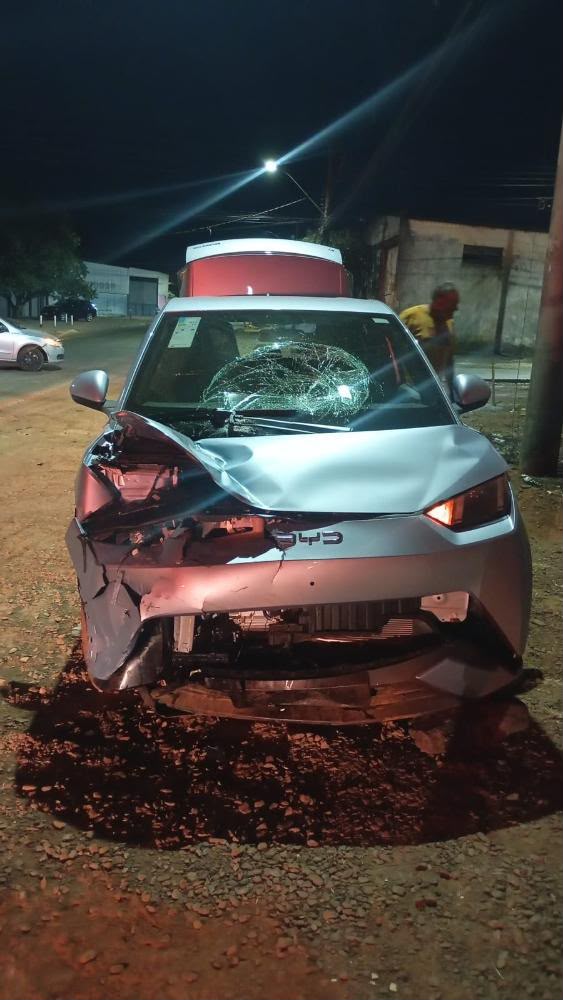 Motocicleta e carro ficaram bastante danificados após a colisão. (Foto: Reprodução)