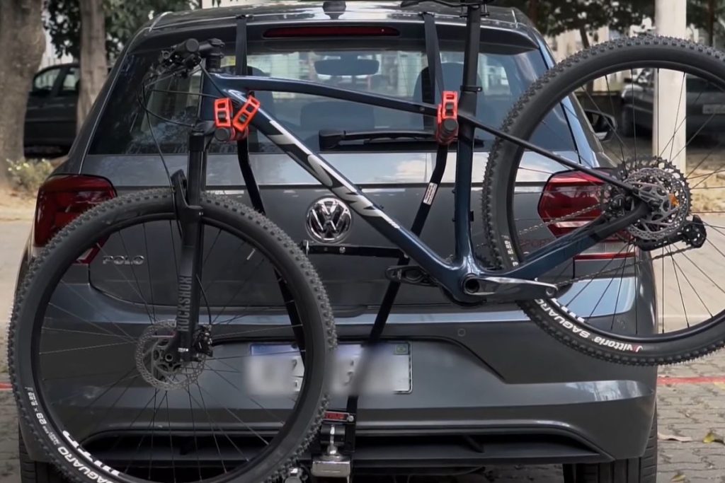 Ciclista prende bicicleta na traseira do carro pra ir competir em outra cidade e descobre na blitz que o suporte tampou a placa, rendendo multa gravíssima de R$ 293,47 e 7 pontos na CNH