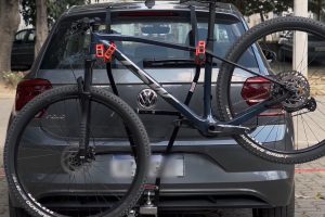 Ciclista prende bicicleta na traseira do carro pra ir competir em outra cidade e descobre na blitz que o suporte tampou a placa, rendendo multa gravíssima de R$ 293,47 e 7 pontos na CNH