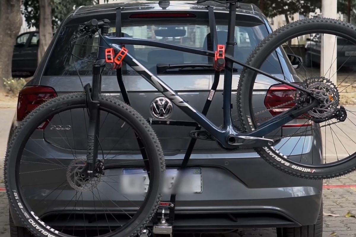 Ciclista prende bicicleta na traseira do carro pra ir competir em outra cidade e descobre na blitz que o suporte tampou a placa, rendendo multa gravíssima de R$ 293,47 e 7 pontos na CNH