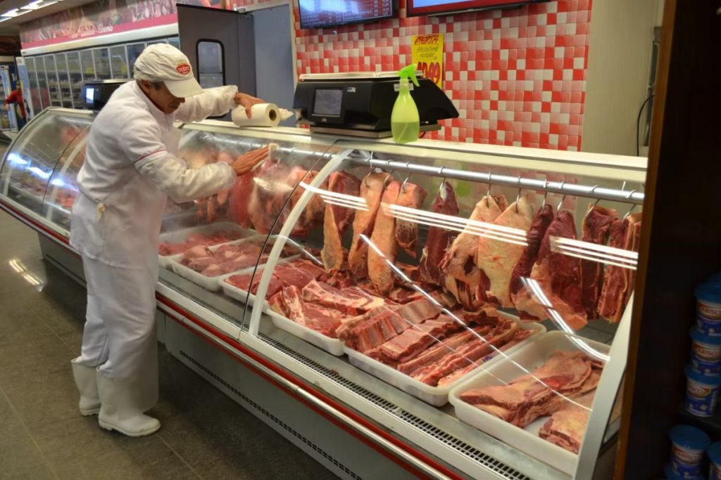 Quanto ganha um açougueiro de supermercado no Atacadão, Assaí e Carrefour em 2026, segundo recrutadores