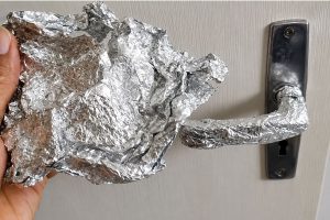 Colocar papel-alumínio nas maçanetas de casa