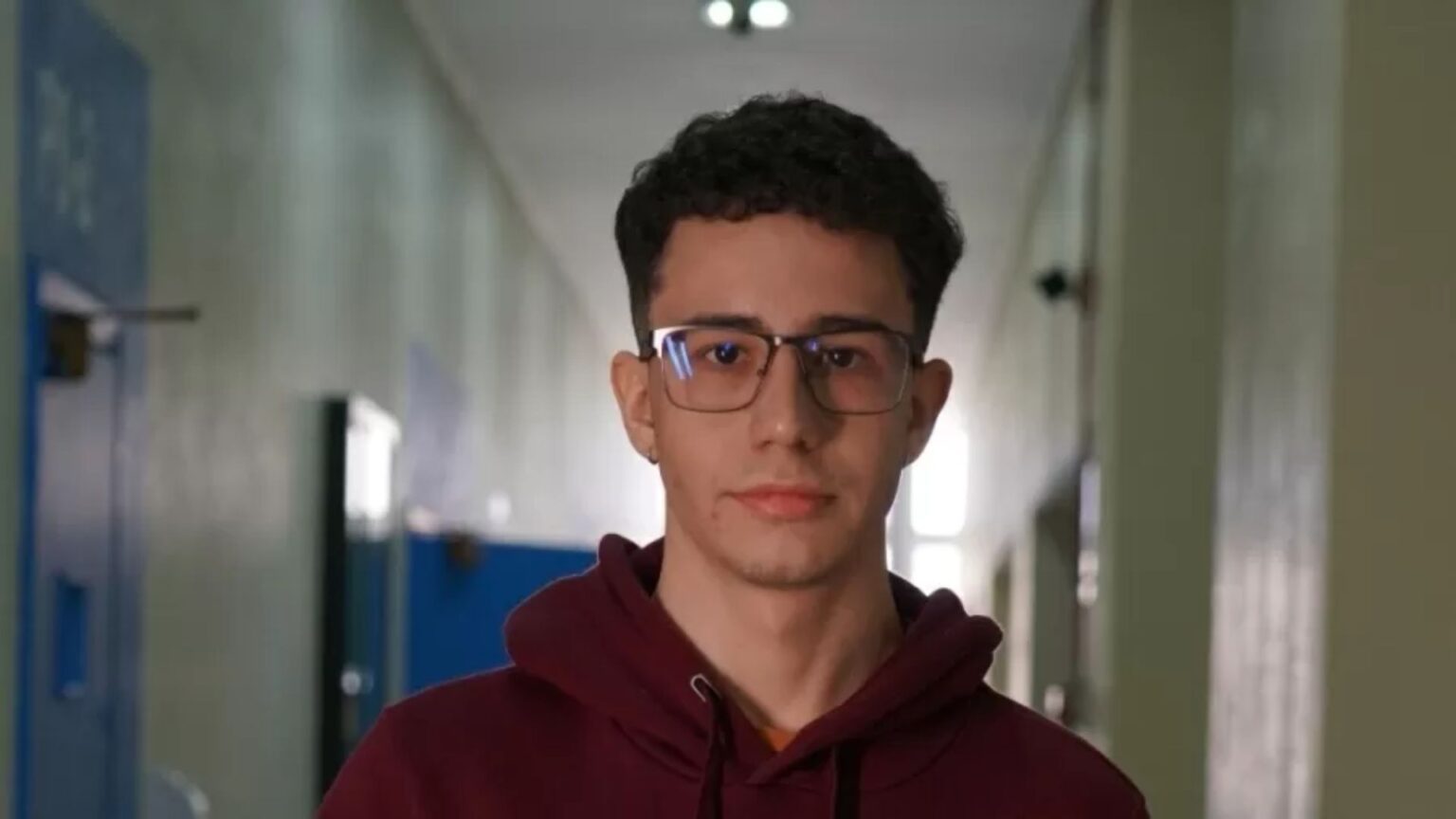 Aos 21 anos, jovem que estudou em escola pública conta com a mãe, o padrinho e um amigo para pagar o cursinho para passar em Medicina e, depois de 3 tentativas, conquista bolsa integral na USP