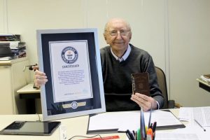 Ele entrou numa fábrica têxtil aos 15 anos em 1938 pra ajudar a família e nunca mais saiu: passou por nove moedas diferentes de salário até virar o recorde mundial de carreira mais longa em uma empresa