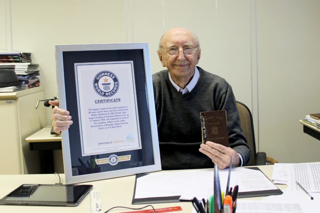 Ele entrou numa fábrica têxtil aos 15 anos em 1938 pra ajudar a família e nunca mais saiu: passou por nove moedas diferentes de salário até virar o recorde mundial de carreira mais longa em uma empresa
