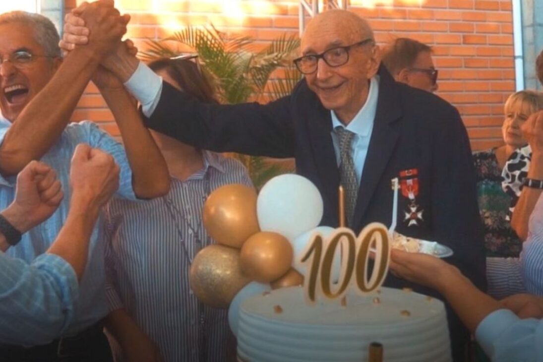 Ele entrou numa fábrica têxtil aos 15 anos em 1938 pra ajudar a família e nunca mais saiu: passou por nove moedas diferentes de salário até virar o recorde mundial de carreira mais longa em uma empresa