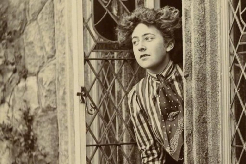 Frase de Agatha Christie, maior escritora de todos os tempos: "Não há nada mais maravilhoso para se ter na vida do que tempo"
