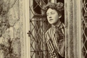 Frase de Agatha Christie, maior escritora de todos os tempos: "Não há nada mais maravilhoso para se ter na vida do que tempo"