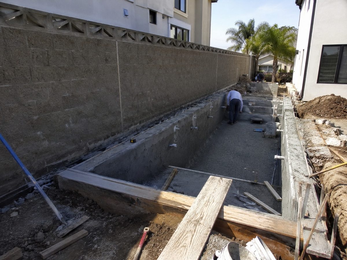 Morador constrói piscina perto do muro do vizinho e pode ser obrigado a desfazer a obra, segundo a legislação municipal