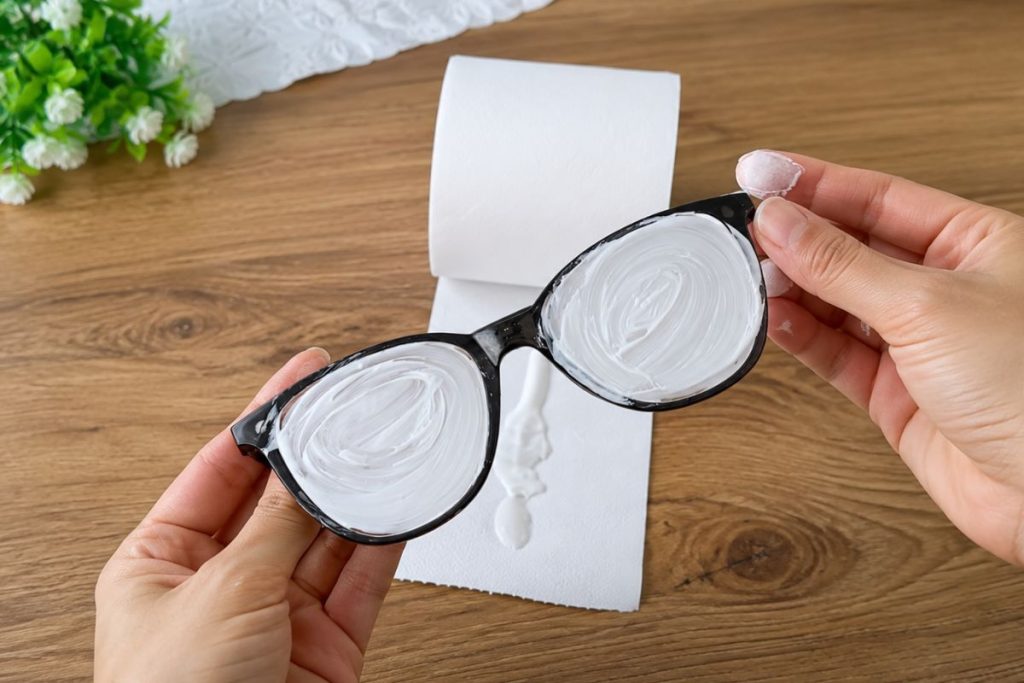 pasta de dente nas lentes dos óculos