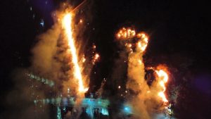 Incêndio mobilizou equipes da Prefeitura e do Corpo de Bombeiros durante a noite em Bonfinópolis. (Foto: Arquivo pessoal/@Kleyton_pereiraa)