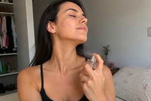 pessoa passando perfume