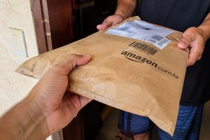 Cliente compra livro digital, começa a leitura, descobre que não era a versão original anunciada e plataforma se recusa a devolver o dinheiro alegando que a lei do arrependimento não se aplica