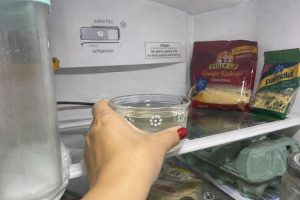 Colocar uma xícara de vinagre na geladeira: para que serve e por que é recomendado