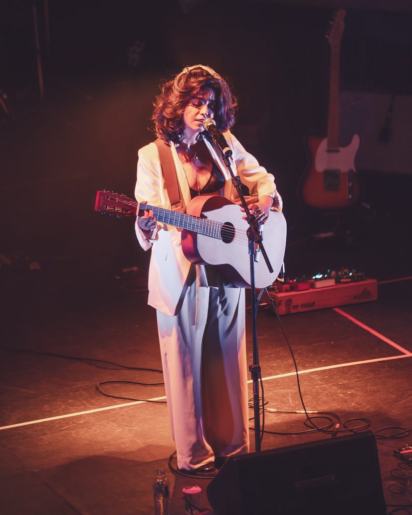 Cantora se apresenta em São Paulo durante show marcado por repertório autoral e influências da música brasileira. (Foto: Reprodução/Instagram)