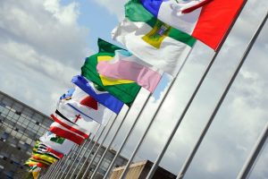bandeiras de países em frente o congresso