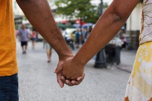 Frase do dia, sobre aquilo que a vida traz sem pedir licença: “Há três coisas na vida que vêm sem serem pedidas: medo, amor e ciúmes”