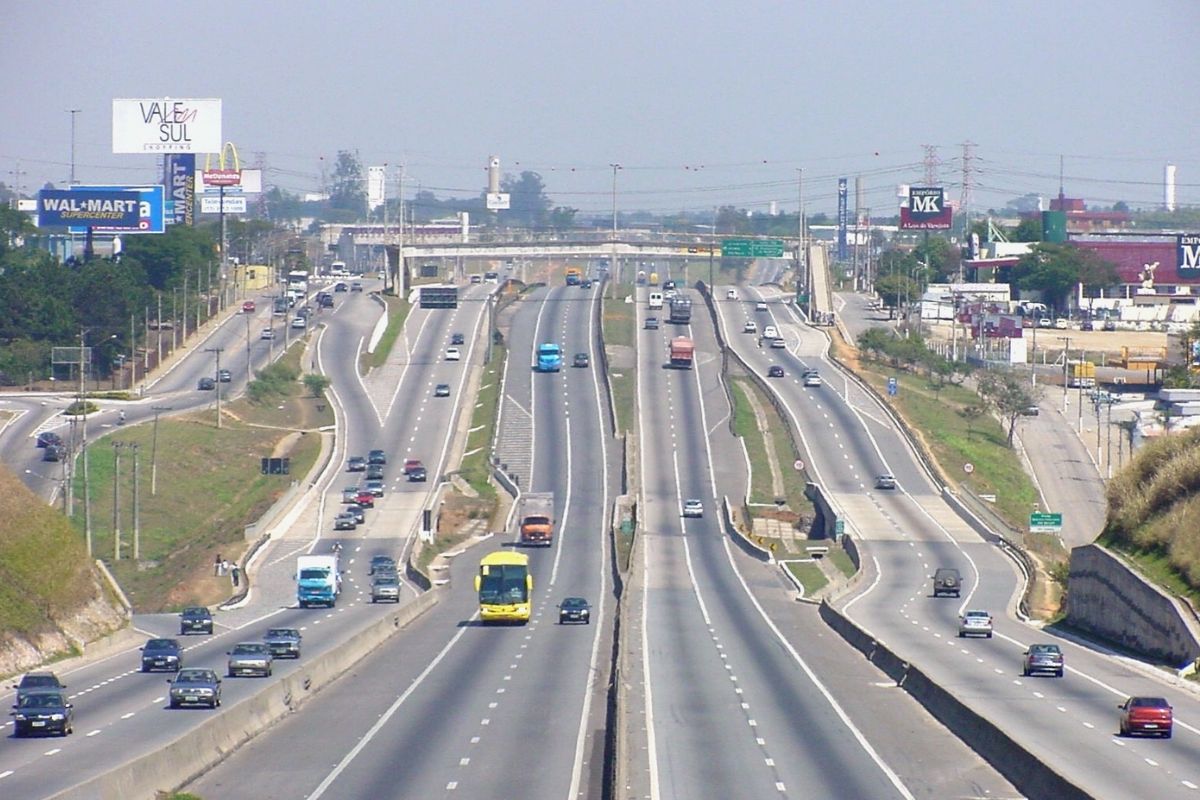 O que significa a faixa branca contínua e tracejada pintada no meio da rodovia, segundo o Departamento de Trânsito