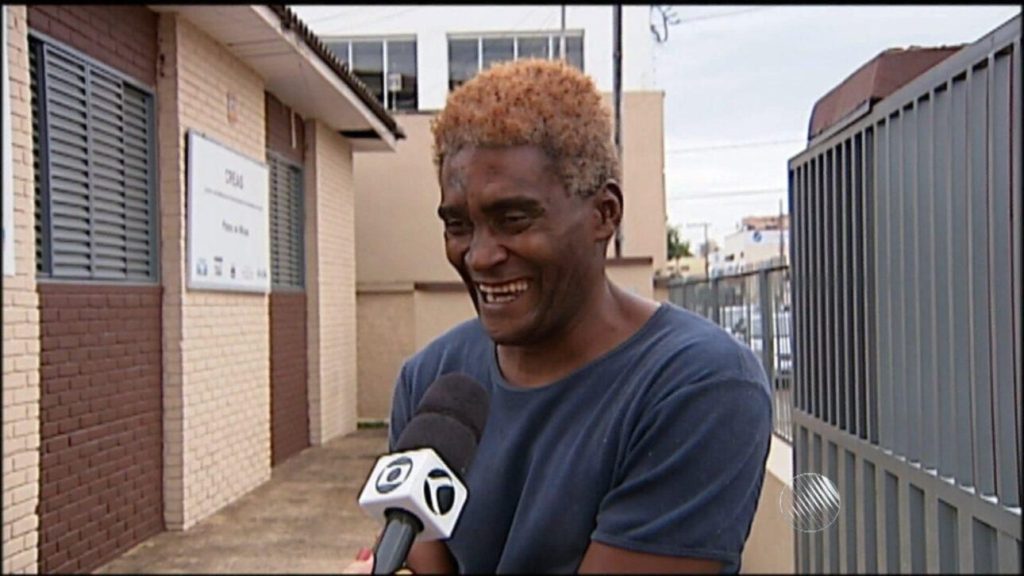 Ele passou 16 anos vivendo nas ruas, estudou em bancos de praça por quatro meses, passou em 1º lugar em um concurso público e sonha comprar uma casa com o primeiro salário