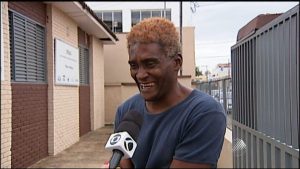 Ele passou 16 anos vivendo nas ruas, estudou em bancos de praça por quatro meses, passou em 1º lugar em um concurso público e sonha comprar uma casa com o primeiro salário