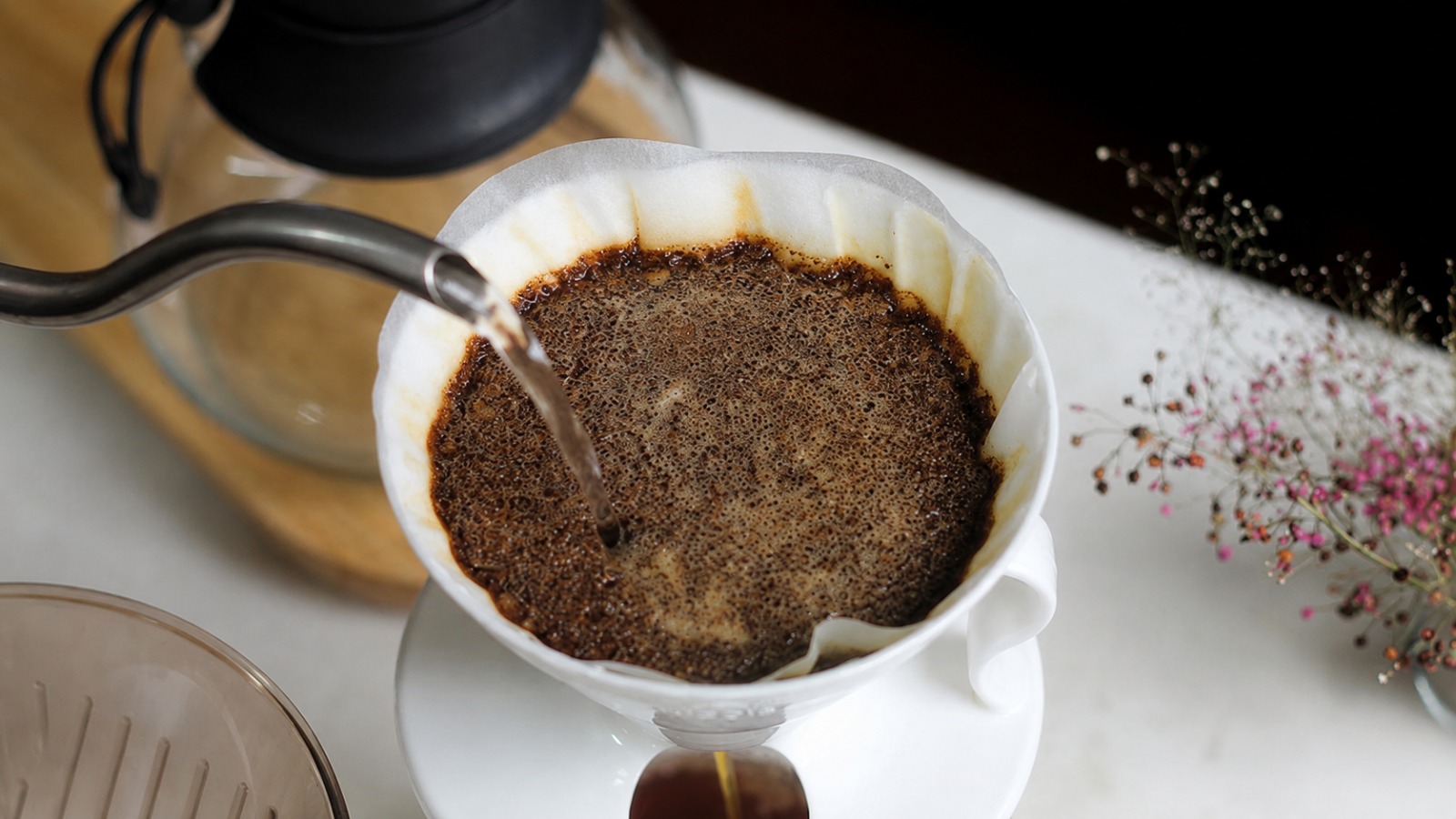 Não é na geladeira, nem no armário: onde guardar o pó de café para ele não perder o aroma, segundo baristas