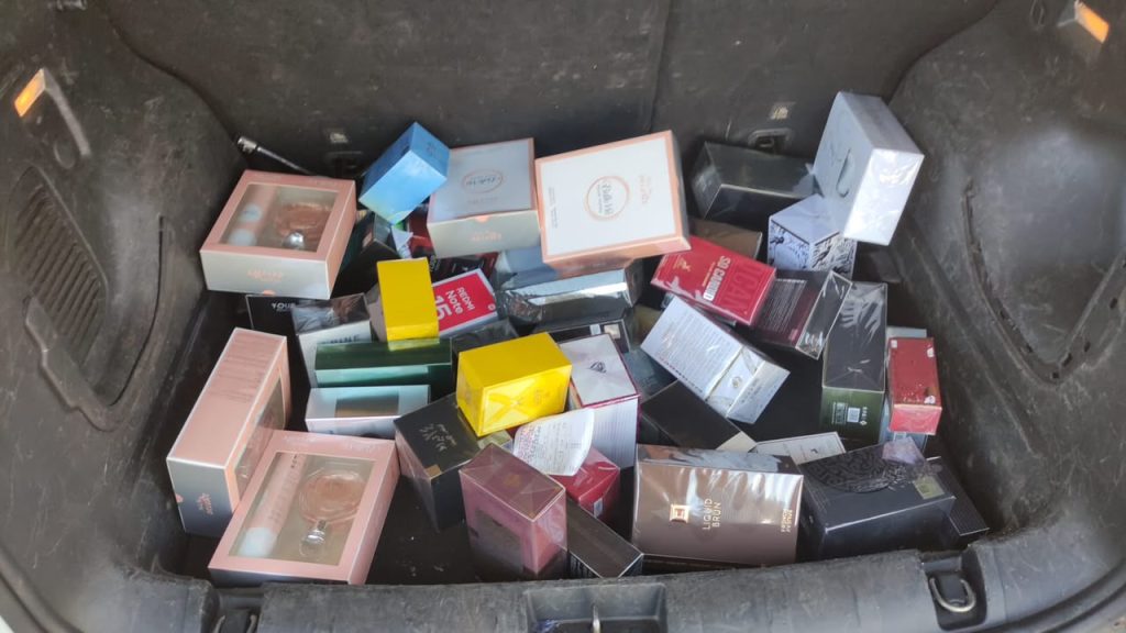 Perfumes de origem estrangeira também foram encontrados durante a fiscalização no veículo. (Foto: Divulgação/PRF)