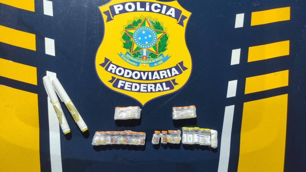 Ampolas de tirzepatida e canetas para emagrecimento foram apreendidas em Itumbiara. (Foto: Divulgação/PRF)