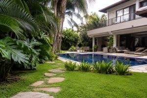 jardim de uma casa de luxo