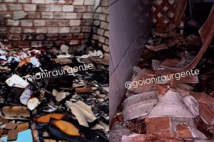 Cômodo usado como depósito ficou destruído e fumaça e calor deixaram resquícios em outros cômodos da casa. (Foto: Reprodução/Goianira Urgente)
