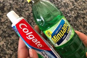 Colocar detergente na escova de dentes