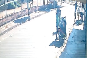 Homem tenta roubar entregadora, foge e acaba detido em frente a batalhão da PM em Anápolis