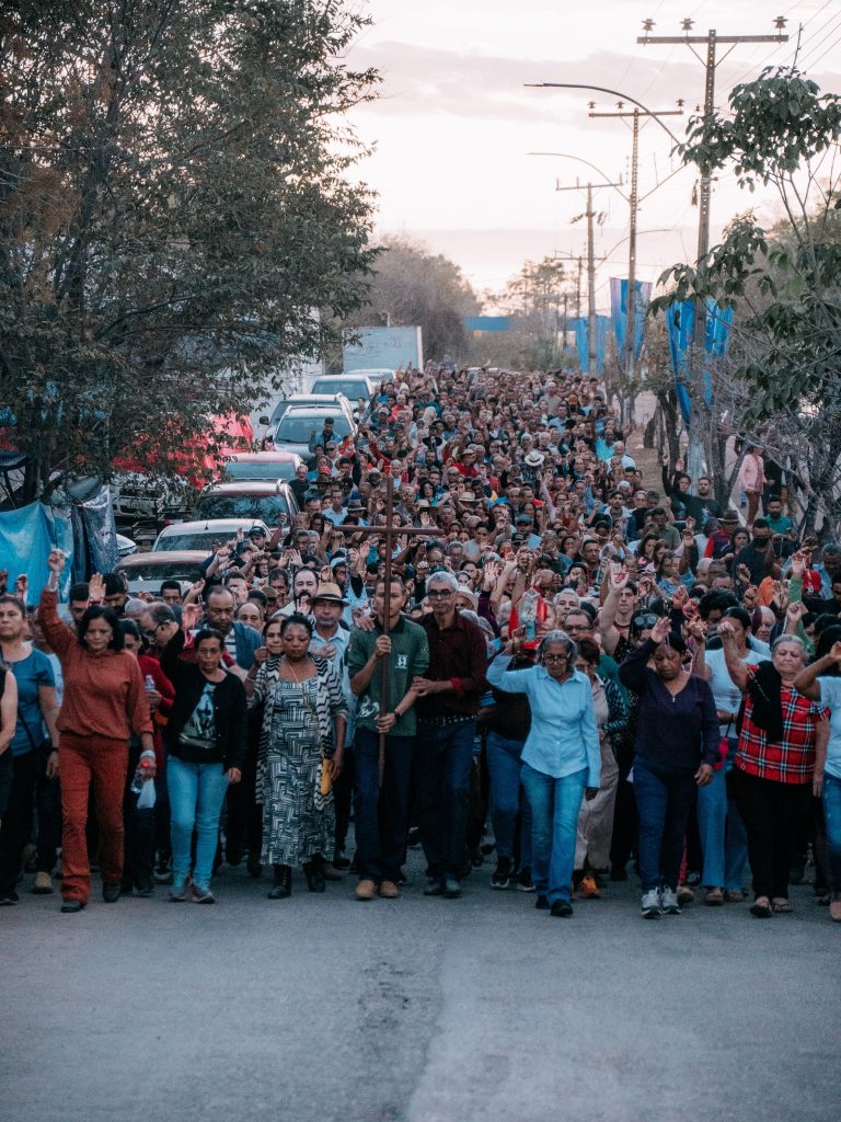Romeiros participam da última Procissão da Penitência desta edição, encerrando um dos momentos mais simbólicos da caminhada no Muquém. (Foto: Divulgação/@santuarionsabadiadomuquem) 