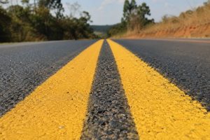 O que significa a faixa amarela pintada no centro da rodovia, segundo o Departamento de Trânsito