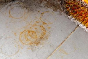 Não é só esfregar: como remover manchas de ferrugem do piso sem estragar o revestimento, segundo faxineiras