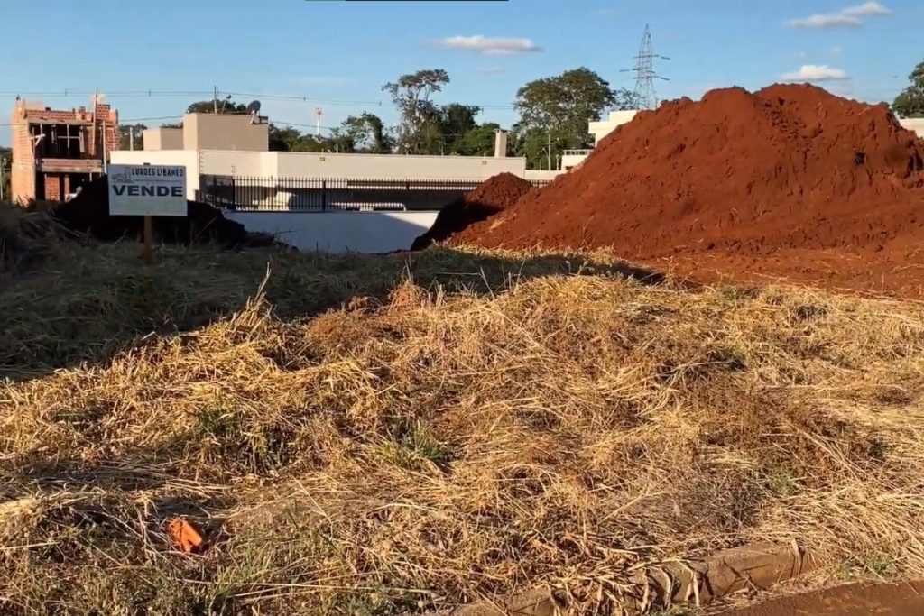 Casal compra terreno e constrói casa de R$ 500 mil, mas no fim da obra descobre erro no número do lote e proprietário exige ficar com imóvel