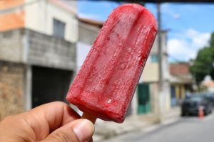 Calorzão nunca mais: receita de picolé caseiro fica pronta em minutos e leva apenas frutas congeladas