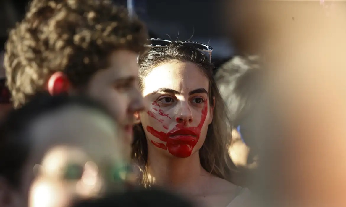 Metade das crianças grávidas com menos de 14 anos não recebe opção de aborto legal, diz pesquisa