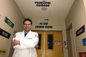 Ele aprendeu a ler aos 11, deu aulas aos 15 para juntar dinheiro e chegou a viver nas ruas de Goiânia aos 20, mas insistiu no sonho e, aos 35, passou em Medicina na UFPA até se tornar médico
