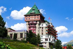 Um dos melhores hotéis do mundo está de pé há mais de 130 anos, parece um castelo, tem mais de 700 funcionários, conta com mais de 163 quartos e tem mordomo exclusivo em cada suíte, além de 11 restaurantes