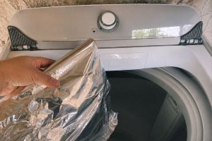 papel alumínio na máquina de lavar