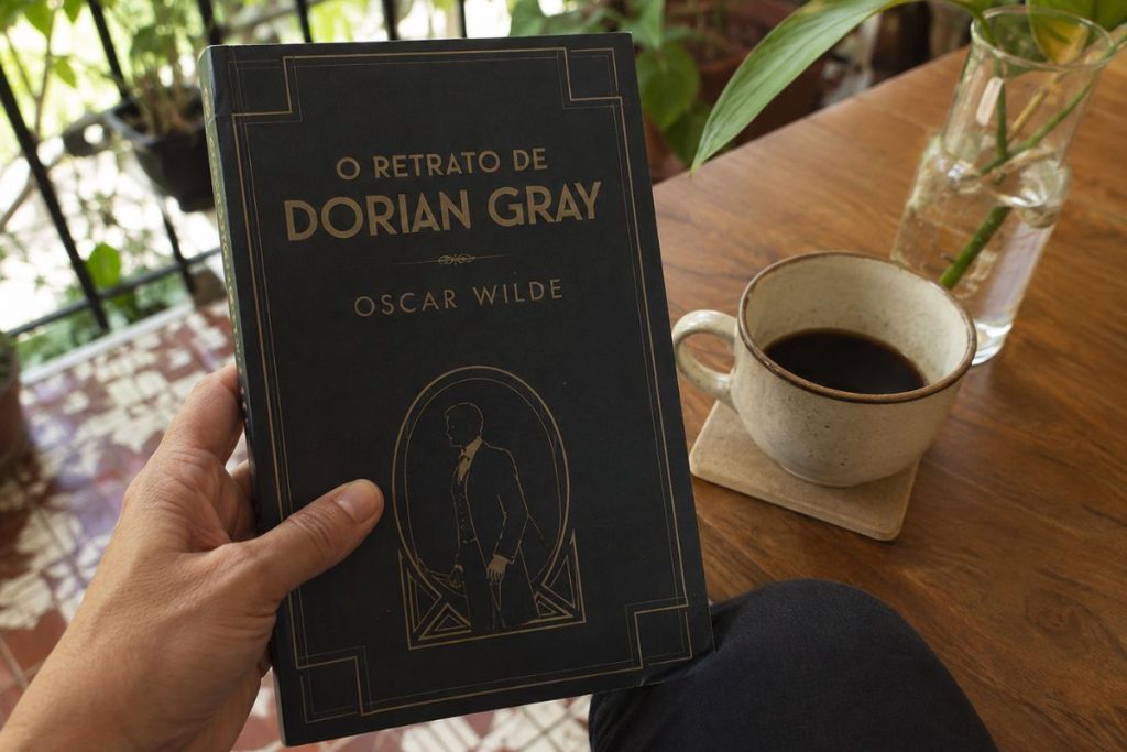 livro "O Retrato de Dorian Gray"