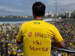 Flávio começa campanha em Copacabana, reproduz áudio de Bolsonaro e diz país olha para Brasília 'com nojo'