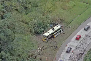 Acidente com ônibus de turismo deixa 9 mortos em Petrópolis (RJ)
