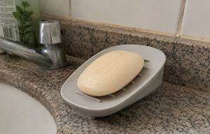 Adeus, saboneteira do banheiro: a alternativa que não acumula água e faz o sabonete durar mais