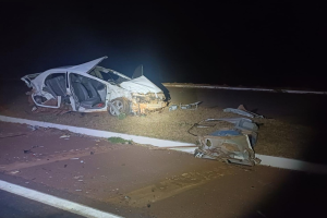 Acidente entre carro e caminhão deixa um morto e três feridos na BR-452, em Goiás