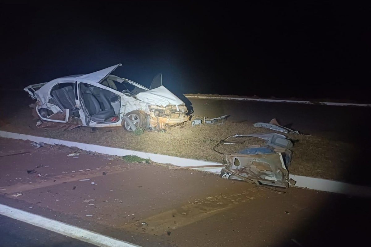 Acidente entre carro e caminhão deixa um morto e três feridos na BR-452, em Goiás