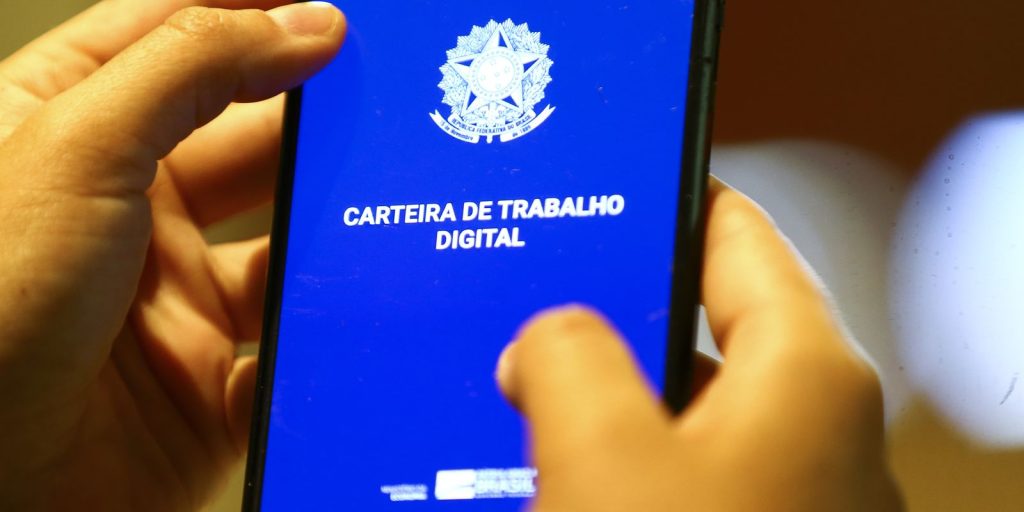 Trabalhadores começam a receber novo lote do PIS/Pasep de R$ 1.621; veja se você terá direito