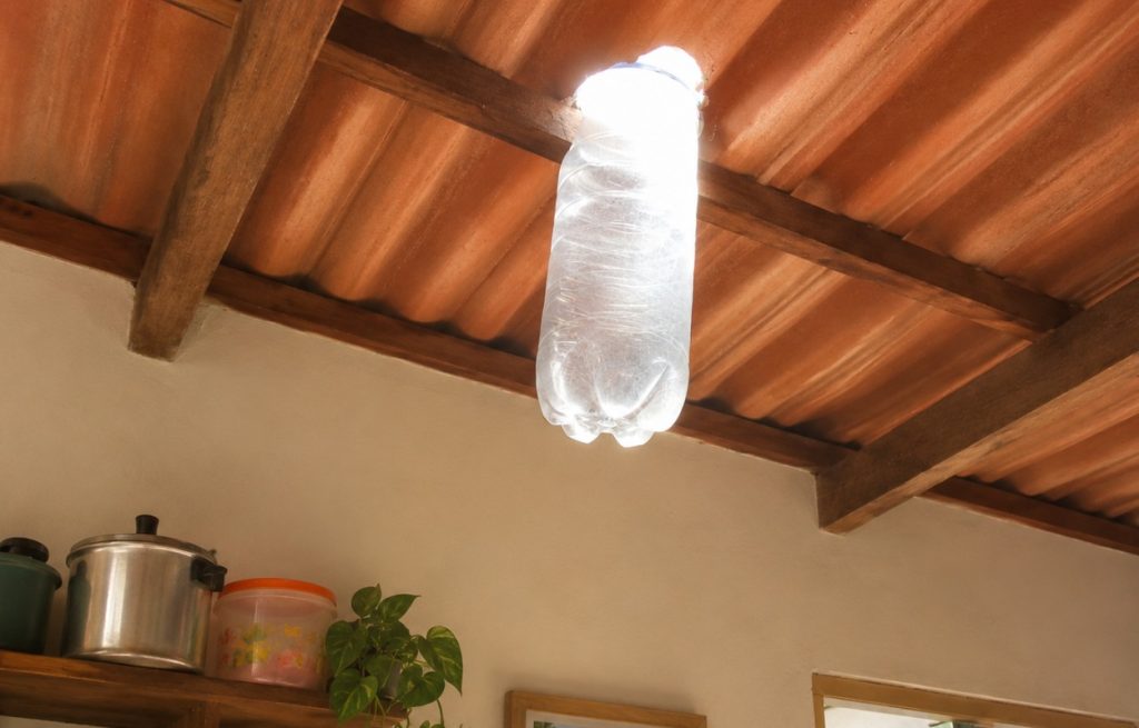 Colocar garrafa PET com água no telhado: para que serve e por que é recomendado
